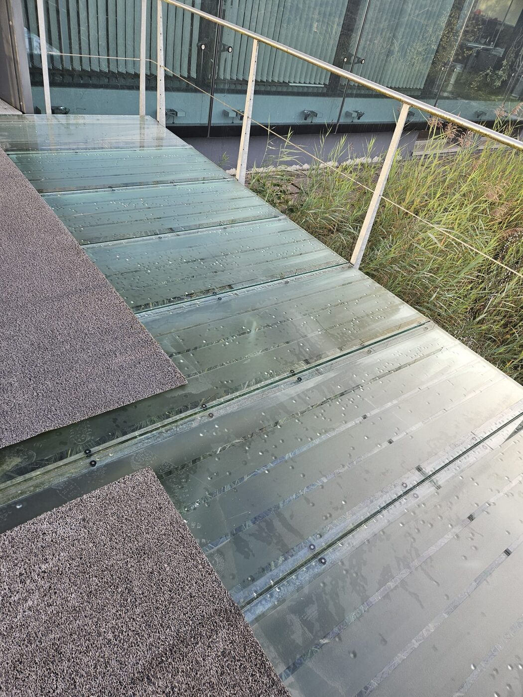 Gereinigter Glassteg an einem Gebäude